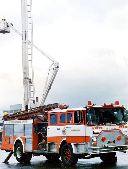 1984 mack telescopic boom